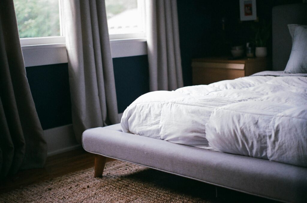 How to Clean a Mattress guide to safe cleaning products, stain removal, odor control, mattress care, and healthy sleep hygiene.